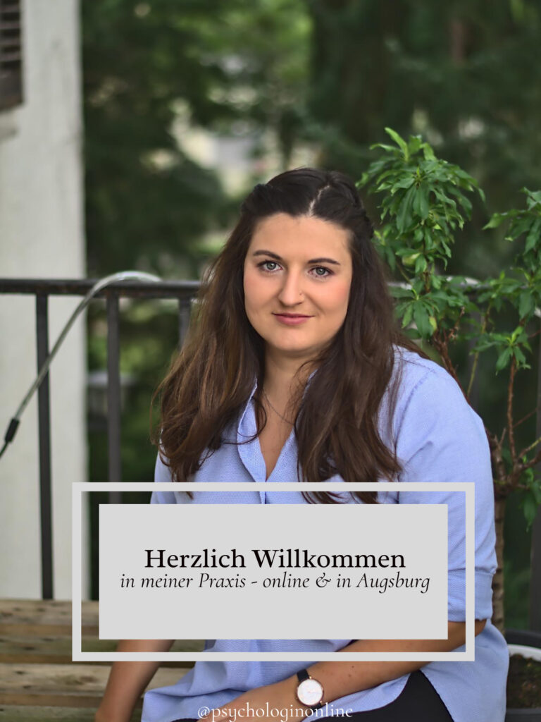Das Bild zeigt Helena Berchtold vor einem Geländer mit grünem Hintergrund. Sie lächelt freundlich in die Kamera. Im unteren Drittel des Bildes ist eine graue Box mit folgendem Text: "Herzlich Willkommen in meiner Praxis  online & in Augsburg".